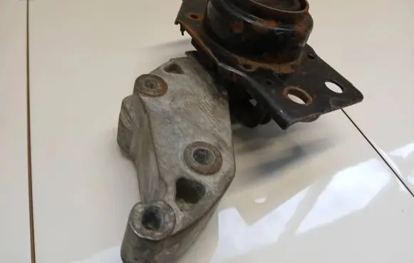 Nissan X-Trail T31 Engine mount bracket F6036100