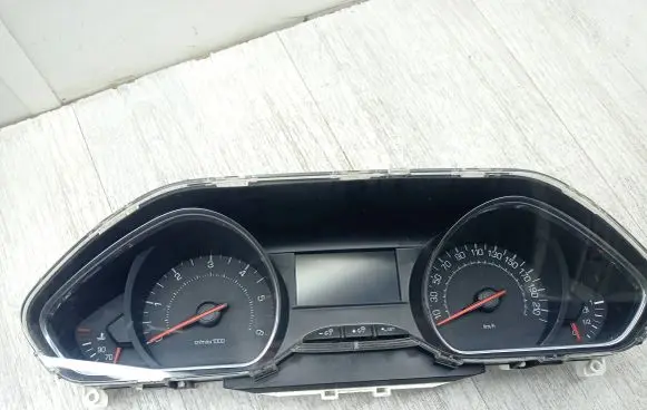 Peugeot 208 Speedometer (instrument cluster) 9674643080 E137HWF2