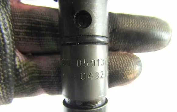 Volkswagen PASSAT B5.5 Fuel injector 059130201A