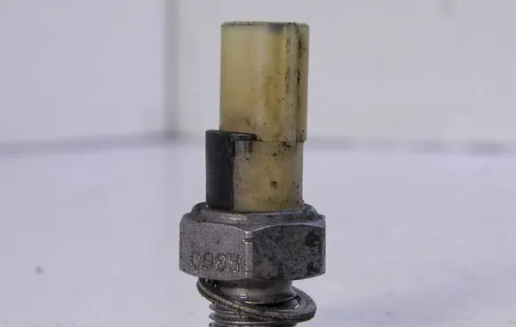 Renault Fluence Oil pressure sensor 