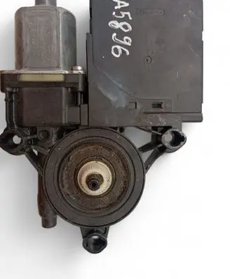 Volkswagen PASSAT B7 Front door window regulator motor 3AA959702A