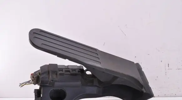 Accelerator throttle pedal