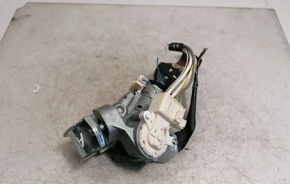 Toyota Avensis T270 Ignition lock 450200203