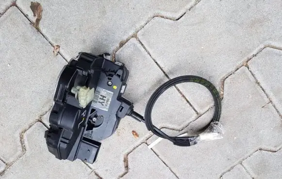 Opel Insignia A Front door lock 13503781