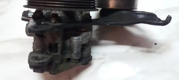 Toyota Avensis T220 Power steering pump