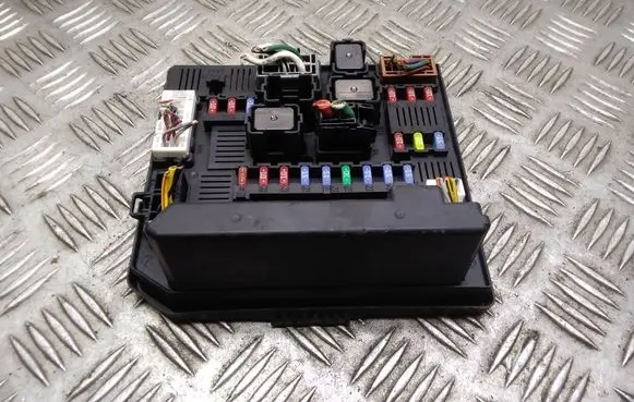 Nissan Qashqai Fuse module 284B7JD02A