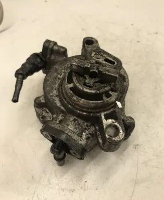 Peugeot 208 Vacuum pump 9804021880