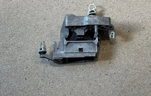 BMW 1 F40 Engine mount bracket 8835564