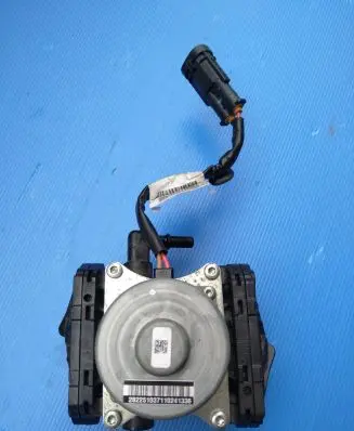 Opel Mokka B Vacuum pump 9835028580