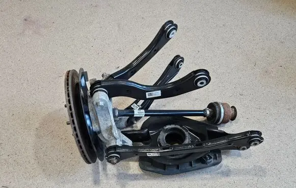 Rear wheel hub spindle/knuckle