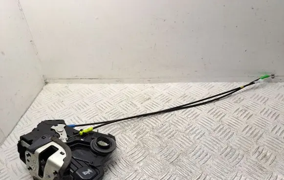 Toyota Auris 150 Front door lock 6903002220 6975002100
