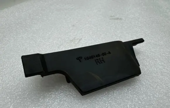 Tesla Model S Rubber seal front coupe door window 104614800A