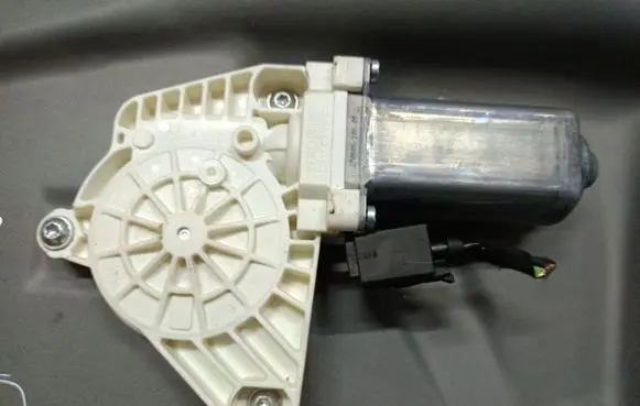 Mercedes-Benz A W169 Front door window regulator motor 