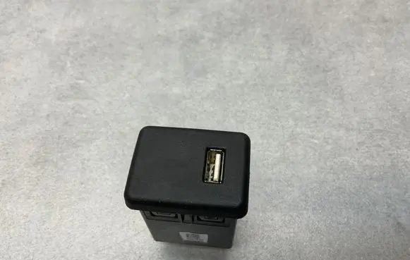 Opel Astra K USB socket connector 39087528