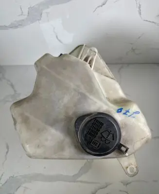 Toyota Prius (NHW20) Windshield washer fluid reservoir/tank 060851145
