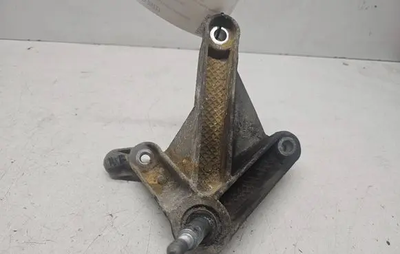 Renault Megane II Engine mounting bracket 8200043084
