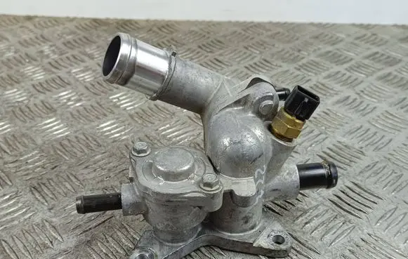 Hyundai Kona I Thermostat/thermostat housing 