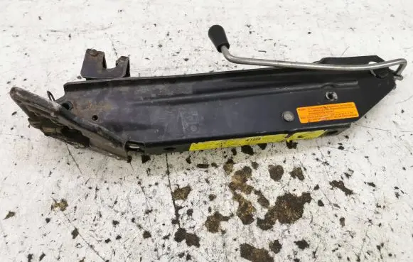 Volkswagen Touareg I Tool set 7L0011031B