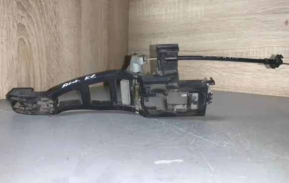 Rear door exterior handle/bracket