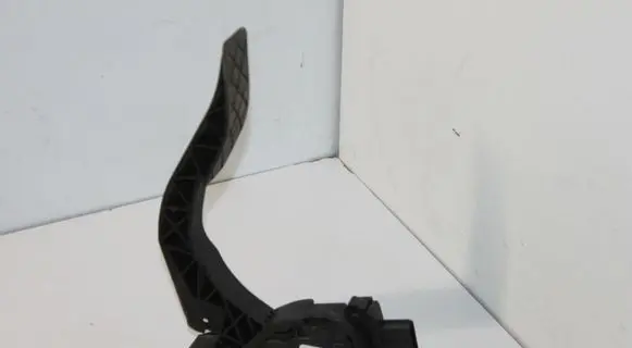 Accelerator throttle pedal