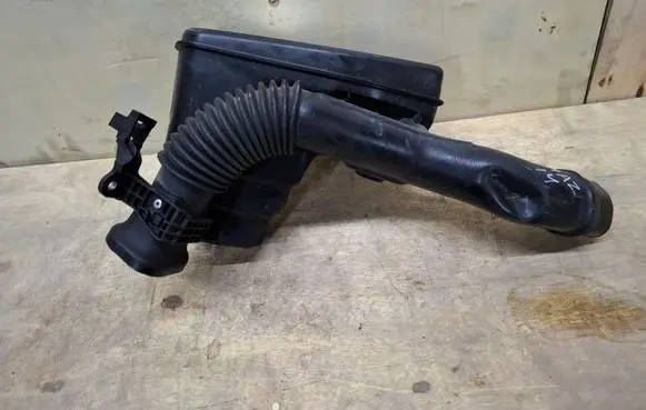 Toyota Prius (XW30) Intake resonator 17893-37040