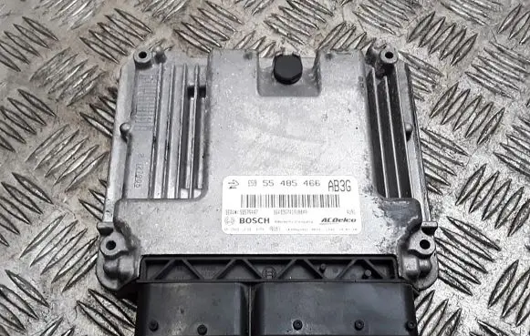 Opel Zafira B Engine control unit/module 554854660281031379