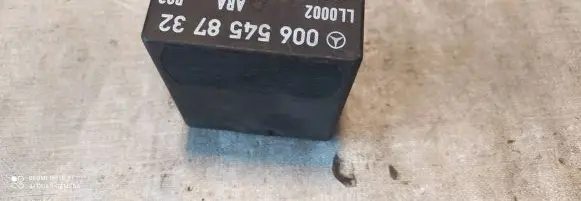 Mercedes-Benz E W124 Fuel pump relay 0065458732