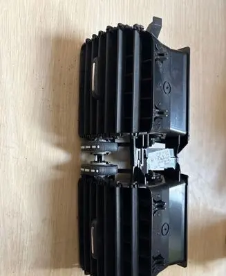 Volvo XC60 Dash center air vent grill 06777000