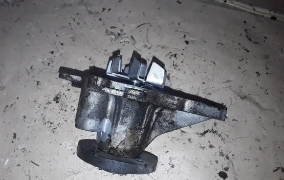 Toyota Avensis T220 Water pump NOCODE