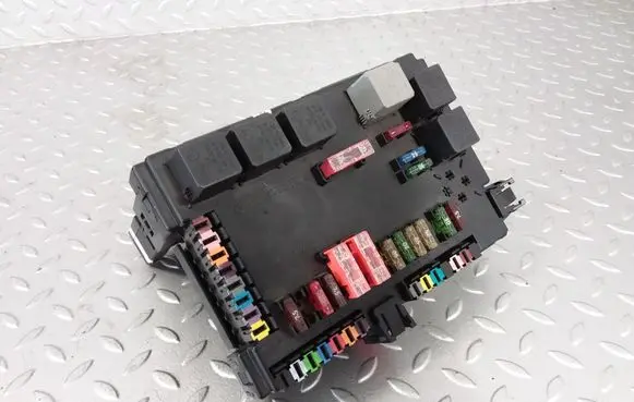 Mercedes-Benz S W221 Fuse module A2215403550 A2215404762 2215404762