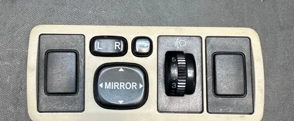 Toyota Avensis T250 Wing mirror switch 8415205050 183575 777669