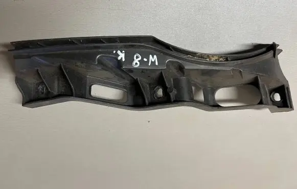 Volkswagen PASSAT B6 Front bumper mounting bracket 3C0807889