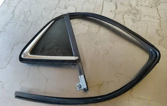 Opel Mokka X Rear vent window glass