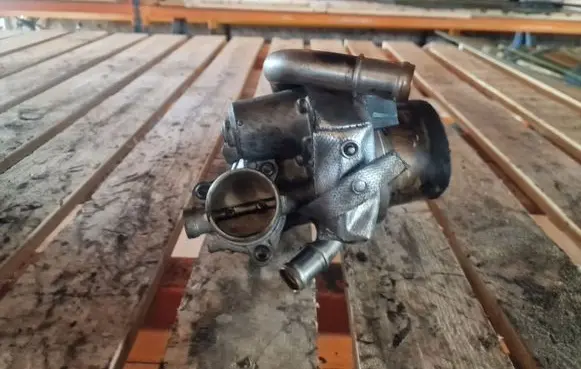 Volkswagen Touran III EGR valve 04L131512BR