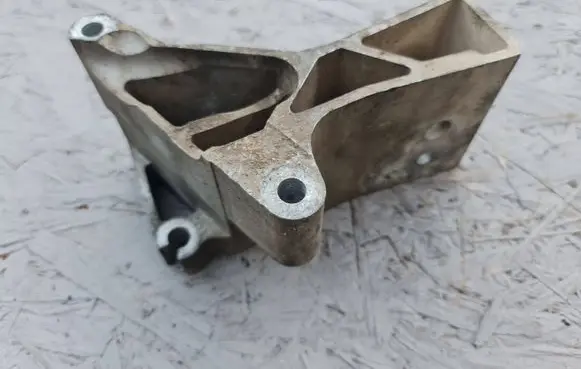 Volvo V70 Engine mounting bracket 8684381