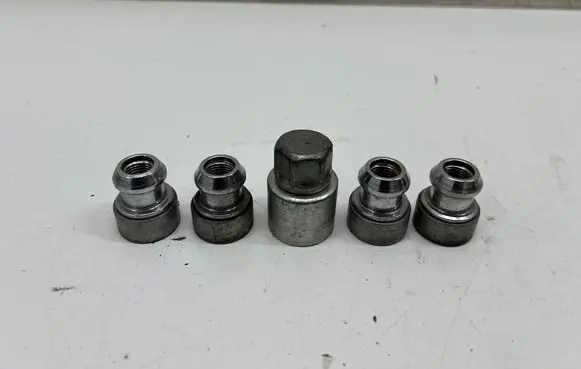 Nissan X-Trail T33 Anti-theft wheel nuts and lock