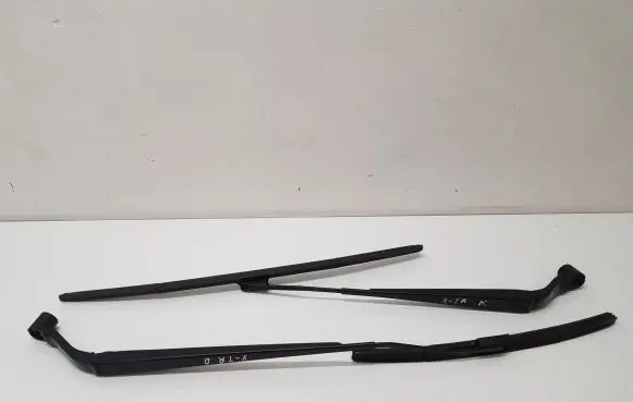 Nissan X-Trail T32 Front wiper blade arm