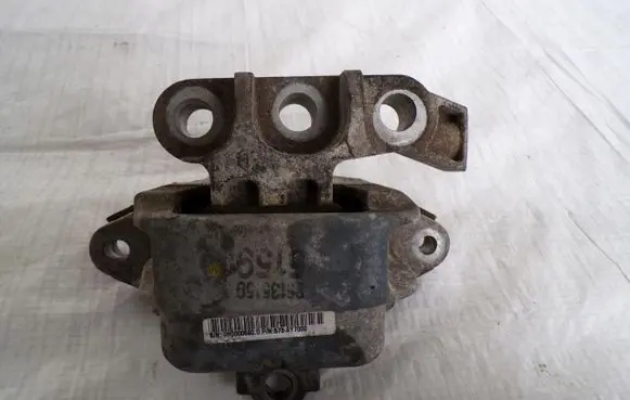 Opel Mokka Engine mount vacuum valve 95135159