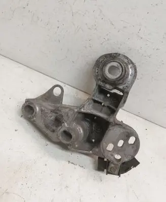 Audi A4 S4 B7 8E 8H Engine mounting bracket 8E0199352F
