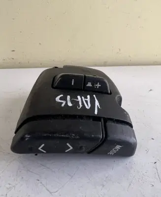 Toyota Yaris Steering wheel buttons/switches 842470D010