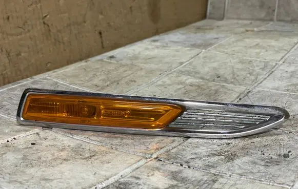 Front fender indicator light
