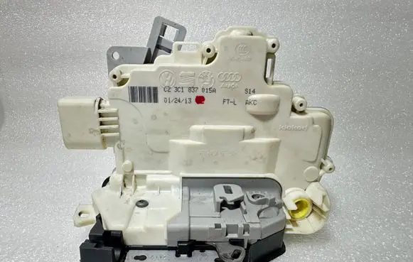 Volkswagen PASSAT B7 Front door lock 3C1837015A