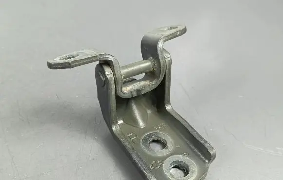 Nissan Qashqai Front door upper hinge