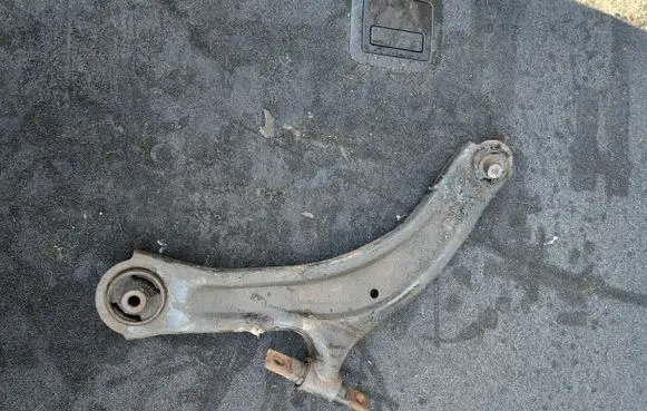 Nissan X-Trail T31 Front lower control arm/wishbone