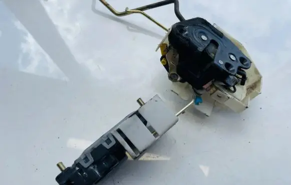 Hyundai Sonata Rear door lock