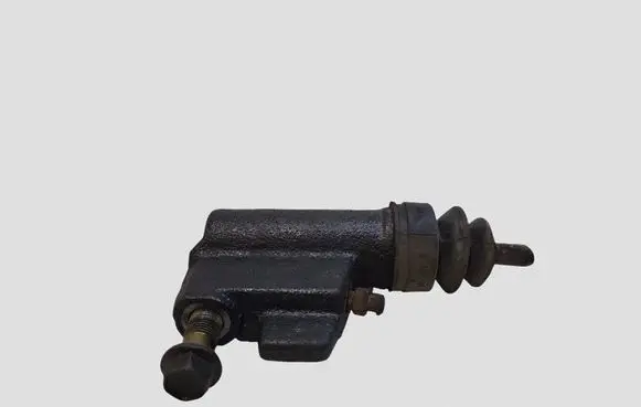 Nissan X-Trail T30 Clutch slave cylinder