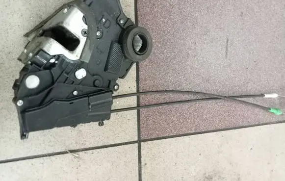 Toyota Yaris Front door lock 000