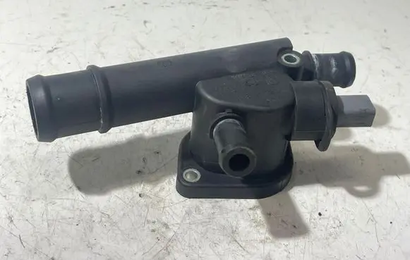 Volkswagen PASSAT B5 Engine coolant pipe/hose 038121132D