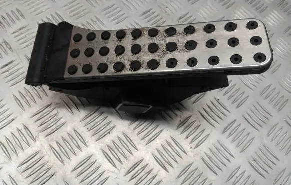Mercedes-Benz SL R231 Accelerator throttle pedal A2043000204