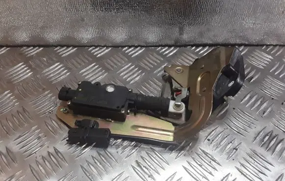 Citroen C8 Rear door lock 006106 348205